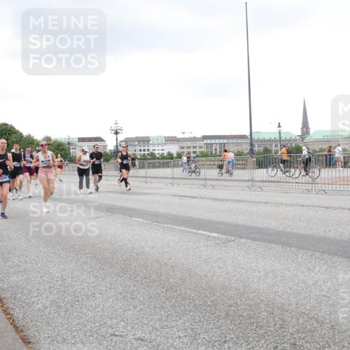 29.06.2025 - hella hamburg halbmarathon Lena Gebhardt http://msf.ph/oto/8277546 29.06.2025 10:54:46 Lombardsbrücke 2244, 1198, 1822, 1949, 2084, 2244, 2532, 2566, 2586, 2632, 3002, 3364, 3761, 3795, 3857, 4191, 4192, 4720, 4971, 5185, 5216, 5309, 5392, 5500, 5727, 5882, 5933, 5993, 6023, 6279, 6839, 6982, 7670, 7986, 8012, 8186, 8801, 8803, 9130, 9521, 9596, 10109, 10331, 10471, 10686, 11033, 11226, 11287, 11354, 11567, 11569, 11788, 11908, 12240, 12268, 12270, 12930, 13272, 13283, 13944, 13945, 13979, 13980 meine-sportfotos.de