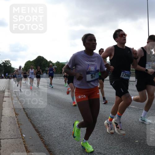 29.06.2025 - hella hamburg halbmarathon Lena Gebhardt http://msf.ph/oto/8277562 29.06.2025 09:45:26 Lombardsbrücke 57, 12988, 17802, 57, 1707, 1758, 1827, 1990, 2689, 2746, 3043, 3201, 4050, 4129, 4679, 4698, 4749, 5070, 5269, 5328, 5746, 5826, 6358, 6619, 6781, 7272, 7389, 7481, 7651, 7723, 8190, 8209, 8883, 9137, 9381, 9571, 9634, 10017, 10171, 10486, 10876, 11120, 11169, 11413, 11857, 12049, 12234, 12308, 12595, 12691, 12900, 12988, 13066, 13618, 14028, 14140, 14164, 14289, 15672, 15883, 16157, 16713, 16818, 17428 meine-sportfotos.de