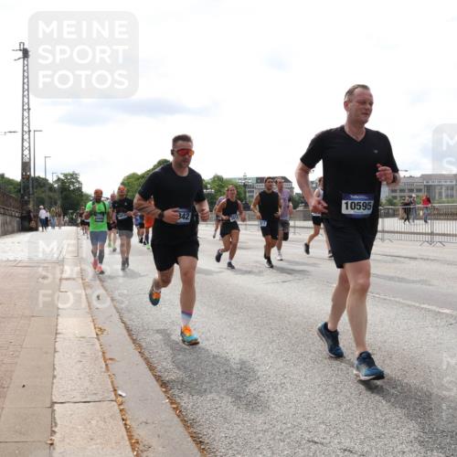 29.06.2025 - hella hamburg halbmarathon Lena Gebhardt http://msf.ph/oto/8277604 29.06.2025 10:20:23 Lombardsbrücke 342, 10595, 1011, 1046, 1069, 1110, 1115, 1471, 1474, 2053, 2064, 2478, 3278, 3434, 3733, 3842, 4154, 4166, 4422, 4539, 4585, 4614, 4737, 4739, 4754, 4869, 5181, 5397, 5556, 5625, 5659, 5811, 5812, 5831, 5937, 6951, 7018, 7101, 7131, 7137, 7519, 7739, 7744, 7808, 8025, 8387, 8462, 8588, 8738, 9136, 9196, 9722, 9735, 9873, 10041, 10414, 10550, 10595, 10613, 10622, 10647, 10701, 10754, 11028, 11100, 11603, 11835, 11995 meine-sportfotos.de