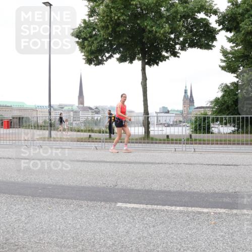 29.06.2025 - hella hamburg halbmarathon Lena Gebhardt http://msf.ph/oto/8277614 29.06.2025 10:54:48 Lombardsbrücke 1198, 1949, 2084, 2244, 2532, 2566, 2586, 2632, 3002, 3274, 3761, 3795, 3857, 4191, 4192, 4720, 4971, 5185, 5216, 5392, 5500, 5727, 5882, 5933, 5993, 6023, 6279, 6839, 6982, 7238, 7670, 7986, 8012, 8186, 8801, 8803, 9130, 9521, 9596, 10109, 10331, 10471, 10686, 11033, 11226, 11287, 11567, 11569, 11788, 11908, 12240, 12268, 12270, 12930, 13272, 13283, 13548, 13944, 13945, 13979, 13980 meine-sportfotos.de