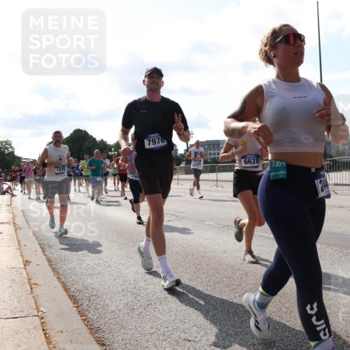 29.06.2025 - hella hamburg halbmarathon Lena Gebhardt http://msf.ph/oto/8277622 29.06.2025 09:57:55 Lombardsbrücke 7976, 6628, 1034, 1086, 1094, 1179, 1193, 1258, 1320, 1321, 1335, 1422, 1563, 1870, 2070, 2138, 2252, 2397, 2417, 2444, 2448, 2488, 2612, 2636, 2711, 2946, 3048, 3058, 3091, 3096, 3114, 3251, 3999, 4261, 4379, 4814, 4986, 5024, 5032, 5305, 5633, 5672, 5775, 5820, 5907, 6164, 6355, 6356, 6374, 6569, 6580, 6585, 6628, 6754, 6776, 6795, 7065, 7134, 7397, 7409, 7478, 7509, 7594, 7646, 7724, 7742, 7930, 7932, 7952, 7973, 7976, 8508 meine-sportfotos.de