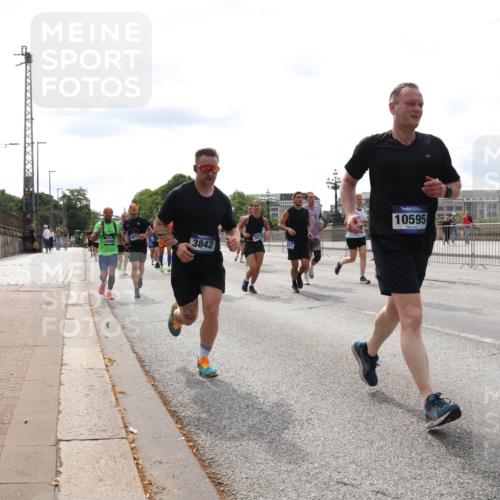 29.06.2025 - hella hamburg halbmarathon Lena Gebhardt http://msf.ph/oto/8277695 29.06.2025 10:20:23 Lombardsbrücke 3842, 10595, 1011, 1046, 1069, 1110, 1115, 1471, 1474, 2053, 2064, 2478, 3278, 3434, 3733, 3842, 4154, 4166, 4422, 4539, 4585, 4614, 4737, 4739, 4754, 4869, 5181, 5397, 5556, 5625, 5659, 5811, 5812, 5831, 5937, 6951, 7018, 7101, 7131, 7137, 7519, 7739, 7744, 7808, 8025, 8387, 8462, 8588, 8738, 9136, 9196, 9722, 9735, 9873, 10041, 10414, 10550, 10595, 10613, 10622, 10647, 10701, 10754, 11028, 11100, 11603, 11835, 11995 meine-sportfotos.de