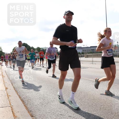 29.06.2025 - hella hamburg halbmarathon Lena Gebhardt http://msf.ph/oto/8277702 29.06.2025 09:57:55 Lombardsbrücke 1870, 764, 12961, 6628, 1034, 1086, 1094, 1179, 1193, 1258, 1320, 1321, 1335, 1422, 1563, 1870, 2070, 2138, 2252, 2397, 2417, 2444, 2448, 2488, 2612, 2636, 2711, 2946, 3048, 3058, 3091, 3096, 3114, 3251, 3999, 4261, 4379, 4814, 4986, 5024, 5032, 5305, 5633, 5672, 5775, 5820, 5907, 6164, 6355, 6356, 6374, 6569, 6580, 6585, 6628, 6754, 6776, 6795, 7065, 7134, 7397, 7409, 7478, 7509, 7594, 7646, 7724, 7742, 7930, 7932, 7952, 7973, 7976, 8508 meine-sportfotos.de