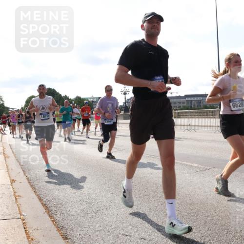 29.06.2025 - hella hamburg halbmarathon Lena Gebhardt http://msf.ph/oto/8277723 29.06.2025 09:57:55 Lombardsbrücke 1870, 7640, 12961, 6628, 1034, 1086, 1094, 1179, 1193, 1258, 1320, 1321, 1335, 1422, 1563, 1870, 2070, 2138, 2252, 2397, 2417, 2444, 2448, 2488, 2612, 2636, 2711, 2946, 3048, 3058, 3091, 3096, 3114, 3251, 3999, 4261, 4379, 4814, 4986, 5024, 5032, 5305, 5633, 5672, 5775, 5820, 5907, 6164, 6355, 6356, 6374, 6569, 6580, 6585, 6628, 6754, 6776, 6795, 7065, 7134, 7397, 7409, 7478, 7509, 7594, 7646, 7724, 7742, 7930, 7932, 7952, 7973, 7976, 8508 meine-sportfotos.de