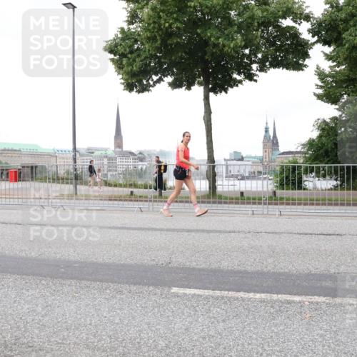 29.06.2025 - hella hamburg halbmarathon Lena Gebhardt http://msf.ph/oto/8277751 29.06.2025 10:54:48 Lombardsbrücke 1198, 1949, 2084, 2244, 2532, 2566, 2586, 2632, 3002, 3274, 3761, 3795, 3857, 4191, 4192, 4720, 4971, 5185, 5216, 5392, 5500, 5727, 5882, 5933, 5993, 6023, 6279, 6839, 6982, 7238, 7670, 7986, 8012, 8186, 8801, 8803, 9130, 9521, 9596, 10109, 10331, 10471, 10686, 11033, 11226, 11287, 11567, 11569, 11788, 11908, 12240, 12268, 12270, 12930, 13272, 13283, 13548, 13944, 13945, 13979, 13980 meine-sportfotos.de