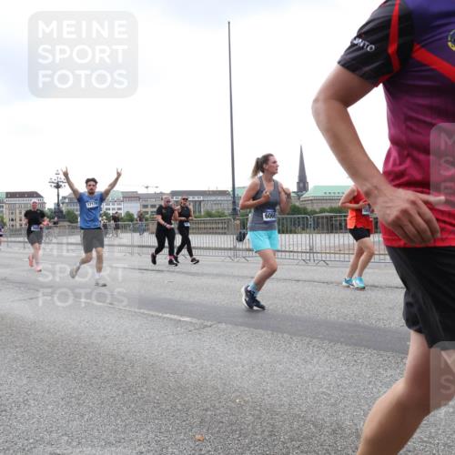 29.06.2025 - hella hamburg halbmarathon Lena Gebhardt http://msf.ph/oto/8277766 29.06.2025 10:46:27 Lombardsbrücke 1371, 1375, 1429, 1465, 1532, 1608, 1837, 1867, 1868, 1999, 2423, 2500, 2697, 2773, 2813, 2951, 3410, 3469, 3734, 4119, 4202, 4223, 4296, 4355, 4448, 4604, 5697, 5703, 5769, 5770, 5854, 5892, 6068, 6124, 6161, 6392, 7303, 7364, 7368, 7374, 7767, 7894, 7960, 7983, 8047, 8477, 8551, 8700, 9129, 9337, 9426, 9445, 9691, 10153, 10230, 11358, 11361, 11876, 11910, 12298, 12333, 12507, 12522, 13969, 14261, 15852, 16882, 16987 meine-sportfotos.de