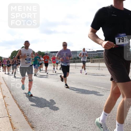 29.06.2025 - hella hamburg halbmarathon Lena Gebhardt http://msf.ph/oto/8277772 29.06.2025 09:57:56 Lombardsbrücke 1870, 12961, 19120, 7976, 1034, 1086, 1094, 1179, 1193, 1258, 1320, 1321, 1335, 1422, 1563, 1870, 2070, 2138, 2252, 2397, 2417, 2444, 2448, 2488, 2612, 2636, 2711, 2946, 3058, 3091, 3096, 3114, 3251, 3999, 4261, 4379, 4814, 4986, 5024, 5032, 5305, 5633, 5672, 5775, 5820, 5907, 6164, 6355, 6356, 6374, 6569, 6580, 6585, 6628, 6754, 6776, 6795, 7065, 7134, 7397, 7409, 7478, 7509, 7594, 7646, 7724, 7742, 7930, 7932, 7952, 7973, 7976, 8508 meine-sportfotos.de