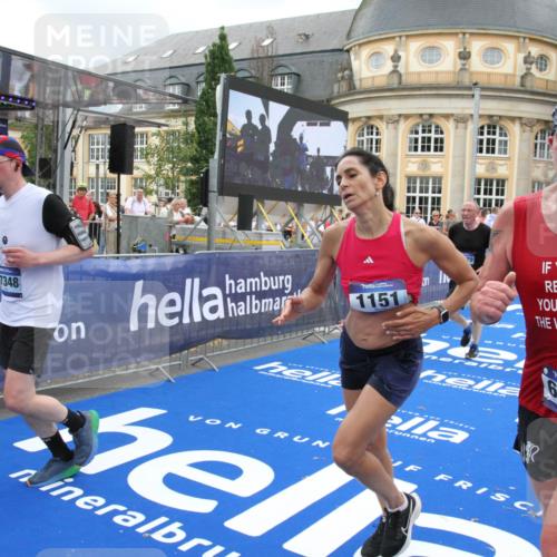 29.06.2025 - hella hamburg halbmarathon Michael Strokosch http://msf.ph/oto/8277780 29.06.2025 10:54:07 Ziel 1151, 1410, 1815, 3096, 3208, 3209, 6294, 6356, 6374, 6581, 8394, 9032, 11499, 12379, 13397, 16871, 17348, 18308 meine-sportfotos.de