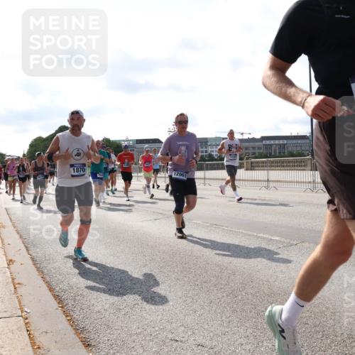 29.06.2025 - hella hamburg halbmarathon Lena Gebhardt http://msf.ph/oto/8277835 29.06.2025 09:57:56 Lombardsbrücke 1870, 12961, 12224, 7976, 1034, 1086, 1094, 1179, 1193, 1258, 1320, 1321, 1335, 1422, 1563, 1870, 2070, 2138, 2252, 2397, 2417, 2444, 2448, 2488, 2612, 2636, 2711, 2946, 3058, 3091, 3096, 3114, 3251, 3999, 4261, 4379, 4814, 4986, 5024, 5032, 5305, 5633, 5672, 5775, 5820, 5907, 6164, 6355, 6356, 6374, 6569, 6580, 6585, 6628, 6754, 6776, 6795, 7065, 7134, 7397, 7409, 7478, 7509, 7594, 7646, 7724, 7742, 7930, 7932, 7952, 7973, 7976, 8508 meine-sportfotos.de