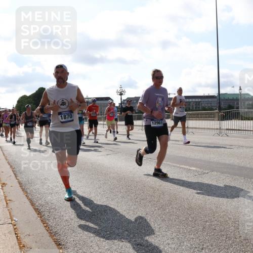 29.06.2025 - hella hamburg halbmarathon Lena Gebhardt http://msf.ph/oto/8277904 29.06.2025 09:57:56 Lombardsbrücke 19120, 1870, 12961, 1034, 1086, 1094, 1179, 1193, 1258, 1320, 1321, 1335, 1422, 1563, 1870, 2070, 2138, 2252, 2397, 2417, 2444, 2448, 2488, 2612, 2636, 2711, 2946, 3058, 3091, 3096, 3114, 3251, 3999, 4261, 4379, 4814, 4986, 5024, 5032, 5305, 5633, 5672, 5775, 5820, 5907, 6164, 6355, 6356, 6374, 6569, 6580, 6585, 6628, 6754, 6776, 6795, 7065, 7134, 7397, 7409, 7478, 7509, 7594, 7646, 7724, 7742, 7930, 7932, 7952, 7973, 7976, 8508 meine-sportfotos.de