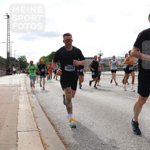 29.06.2025 - hella hamburg halbmarathon Lena Gebhardt http://msf.ph/oto/8277921 29.06.2025 10:20:23 Lombardsbrücke 14014, 3842, 5812, 1041, 10595, 1011, 1046, 1069, 1110, 1115, 1471, 1474, 2053, 2064, 2478, 3278, 3434, 3733, 3842, 4154, 4166, 4422, 4539, 4585, 4614, 4737, 4739, 4754, 4869, 5181, 5397, 5556, 5625, 5659, 5811, 5812, 5831, 5937, 6951, 7018, 7101, 7131, 7137, 7519, 7739, 7744, 7808, 8025, 8387, 8462, 8588, 8738, 9136, 9196, 9722, 9735, 9873, 10041, 10414, 10550, 10595, 10613, 10622, 10647, 10701, 10754, 11028, 11100, 11603, 11835, 11995 meine-sportfotos.de