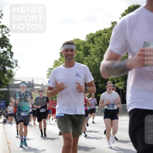 29.06.2025 - hella hamburg halbmarathon Jannik Wohlers http://msf.ph/oto/8277941 29.06.2025 10:02:18 Lombardsbrücke 1702, 2819, 3225, 3630, 3919, 5734, 6752, 6815, 7888, 8003, 8364, 8624, 8662, 8749, 9006, 9554, 9986, 10128, 10295, 10539, 11250, 11515, 11702, 11782, 11968, 13184, 13488, 13491, 14456, 14732, 15394, 15698, 15834, 15993, 16233, 16237, 16654, 17077, 17757, 17931, 17939, 19117, 19146, 19165, 19173, 19176 meine-sportfotos.de