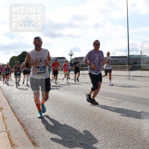 29.06.2025 - hella hamburg halbmarathon Lena Gebhardt http://msf.ph/oto/8277945 29.06.2025 09:57:56 Lombardsbrücke 19120, 1870, 12961, 12224, 1034, 1086, 1094, 1179, 1193, 1258, 1320, 1321, 1335, 1422, 1563, 1870, 2070, 2138, 2252, 2397, 2417, 2444, 2448, 2488, 2612, 2636, 2711, 2946, 3058, 3091, 3096, 3114, 3251, 3999, 4261, 4379, 4814, 4986, 5024, 5032, 5305, 5633, 5672, 5775, 5820, 5907, 6164, 6355, 6356, 6374, 6569, 6580, 6585, 6628, 6754, 6776, 6795, 7065, 7134, 7397, 7409, 7478, 7509, 7594, 7646, 7724, 7742, 7930, 7932, 7952, 7973, 7976, 8508 meine-sportfotos.de