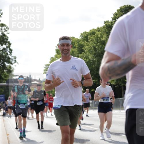 29.06.2025 - hella hamburg halbmarathon Jannik Wohlers http://msf.ph/oto/8277953 29.06.2025 10:02:18 Lombardsbrücke 1702, 2819, 3225, 3630, 3919, 5734, 6752, 6815, 7888, 8003, 8364, 8624, 8662, 8749, 9006, 9554, 9986, 10128, 10295, 10539, 11250, 11515, 11702, 11782, 11968, 13184, 13488, 13491, 14456, 14732, 15394, 15698, 15834, 15993, 16233, 16237, 16654, 17077, 17757, 17931, 17939, 19117, 19146, 19165, 19173, 19176 meine-sportfotos.de