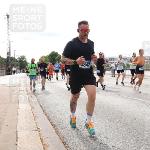 29.06.2025 - hella hamburg halbmarathon Lena Gebhardt http://msf.ph/oto/8277956 29.06.2025 10:20:23 Lombardsbrücke 14014, 710, 5842, 811, 1501, 1011, 1046, 1069, 1110, 1115, 1471, 1474, 2053, 2064, 2478, 3278, 3434, 3733, 3842, 4154, 4166, 4422, 4539, 4585, 4614, 4737, 4739, 4754, 4869, 5181, 5397, 5556, 5625, 5659, 5811, 5812, 5831, 5937, 6951, 7018, 7101, 7131, 7137, 7519, 7739, 7744, 7808, 8025, 8387, 8462, 8588, 8738, 9136, 9196, 9722, 9735, 9873, 10041, 10414, 10550, 10595, 10613, 10622, 10647, 10701, 10754, 11028, 11100, 11603, 11835, 11995 meine-sportfotos.de