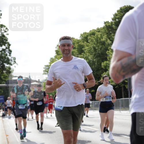 29.06.2025 - hella hamburg halbmarathon Jannik Wohlers http://msf.ph/oto/8277967 29.06.2025 10:02:18 Lombardsbrücke 1702, 2819, 3225, 3630, 3919, 5734, 6752, 6815, 7888, 8003, 8364, 8624, 8662, 8749, 9006, 9554, 9986, 10128, 10295, 10539, 11250, 11515, 11702, 11782, 11968, 13184, 13488, 13491, 14456, 14732, 15394, 15698, 15834, 15993, 16233, 16237, 16654, 17077, 17757, 17931, 17939, 19117, 19146, 19165, 19173, 19176 meine-sportfotos.de