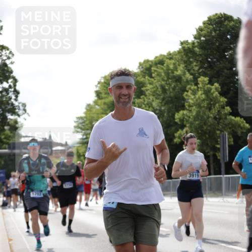 29.06.2025 - hella hamburg halbmarathon Jannik Wohlers http://msf.ph/oto/8277981 29.06.2025 10:02:18 Lombardsbrücke 1702, 2819, 3225, 3630, 3919, 5734, 6752, 6815, 7888, 8003, 8364, 8624, 8662, 8749, 9006, 9554, 9986, 10128, 10295, 10539, 11250, 11515, 11702, 11782, 11968, 13184, 13488, 13491, 14456, 14732, 15394, 15698, 15834, 15993, 16233, 16237, 16654, 17077, 17757, 17931, 17939, 19117, 19146, 19165, 19173, 19176 meine-sportfotos.de