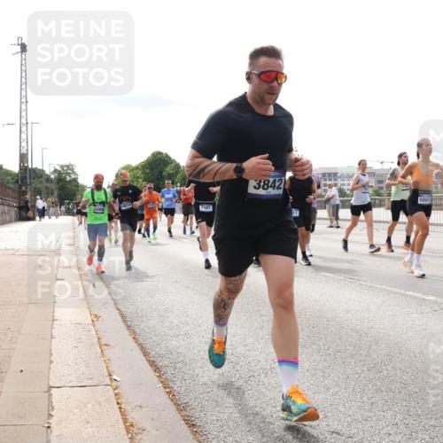 29.06.2025 - hella hamburg halbmarathon Lena Gebhardt http://msf.ph/oto/8277982 29.06.2025 10:20:23 Lombardsbrücke 14014, 7101, 3842, 11, 10414, 1011, 1046, 1069, 1110, 1115, 1471, 1474, 2053, 2064, 2478, 3278, 3434, 3733, 3842, 4154, 4166, 4422, 4539, 4585, 4614, 4737, 4739, 4754, 4869, 5181, 5397, 5556, 5625, 5659, 5811, 5812, 5831, 5937, 6951, 7018, 7101, 7131, 7137, 7519, 7739, 7744, 7808, 8025, 8387, 8462, 8588, 8738, 9136, 9196, 9722, 9735, 9873, 10041, 10414, 10550, 10595, 10613, 10622, 10647, 10701, 10754, 11028, 11100, 11603, 11835, 11995 meine-sportfotos.de
