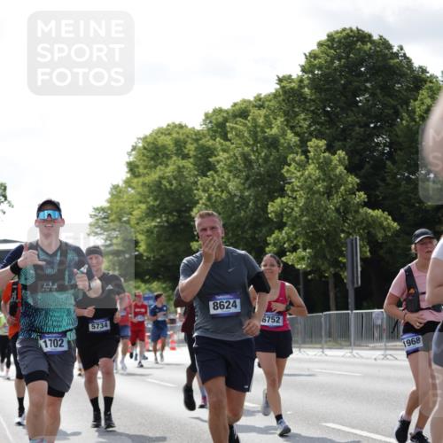 29.06.2025 - hella hamburg halbmarathon Jannik Wohlers http://msf.ph/oto/8277996 29.06.2025 10:02:20 Lombardsbrücke 1702, 2819, 3225, 3630, 3919, 4665, 4904, 5734, 6752, 6815, 6997, 7888, 8003, 8364, 8481, 8483, 8624, 8662, 9006, 9554, 9986, 10128, 10295, 10539, 11250, 11515, 11702, 11782, 11935, 11968, 12908, 13184, 13488, 13491, 14456, 14732, 15217, 15394, 15698, 15834, 15993, 16160, 16233, 16237, 16654, 17757, 17939, 19117, 19146, 19165, 19173, 19176 meine-sportfotos.de