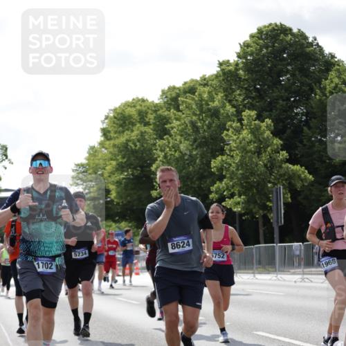 29.06.2025 - hella hamburg halbmarathon Jannik Wohlers http://msf.ph/oto/8278013 29.06.2025 10:02:20 Lombardsbrücke 1702, 2819, 3225, 3630, 3919, 4665, 4904, 5734, 6752, 6815, 6997, 7888, 8003, 8364, 8481, 8483, 8624, 8662, 9006, 9554, 9986, 10128, 10295, 10539, 11250, 11515, 11702, 11782, 11935, 11968, 12908, 13184, 13488, 13491, 14456, 14732, 15217, 15394, 15698, 15834, 15993, 16160, 16233, 16237, 16654, 17757, 17939, 19117, 19146, 19165, 19173, 19176 meine-sportfotos.de