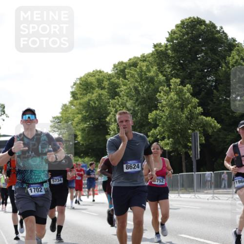 29.06.2025 - hella hamburg halbmarathon Jannik Wohlers http://msf.ph/oto/8278036 29.06.2025 10:02:20 Lombardsbrücke 1702, 2819, 3225, 3630, 3919, 4665, 4904, 5734, 6752, 6815, 6997, 7888, 8003, 8364, 8481, 8483, 8624, 8662, 9006, 9554, 9986, 10128, 10295, 10539, 11250, 11515, 11702, 11782, 11935, 11968, 12908, 13184, 13488, 13491, 14456, 14732, 15217, 15394, 15698, 15834, 15993, 16160, 16233, 16237, 16654, 17757, 17939, 19117, 19146, 19165, 19173, 19176 meine-sportfotos.de