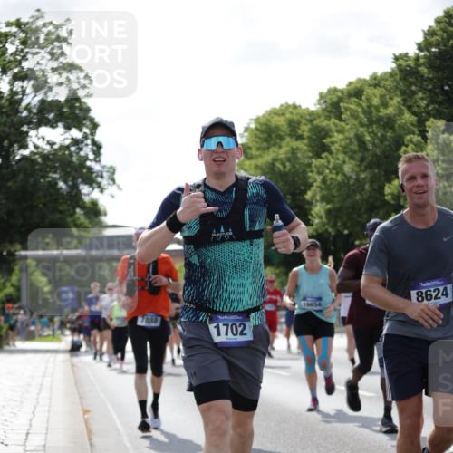 29.06.2025 - hella hamburg halbmarathon Jannik Wohlers http://msf.ph/oto/8278051 29.06.2025 10:02:20 Lombardsbrücke 1702, 2819, 3225, 3630, 3919, 4665, 4904, 5734, 6752, 6815, 6997, 7888, 8003, 8364, 8481, 8483, 8624, 8662, 9006, 9554, 9986, 10128, 10295, 10539, 11250, 11515, 11702, 11782, 11935, 11968, 12908, 13184, 13488, 13491, 14456, 14732, 15217, 15394, 15698, 15834, 15993, 16160, 16233, 16237, 16654, 17757, 17939, 19117, 19146, 19165, 19173, 19176 meine-sportfotos.de