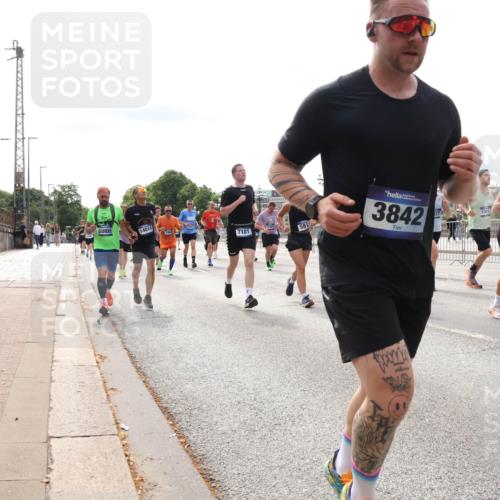 29.06.2025 - hella hamburg halbmarathon Lena Gebhardt http://msf.ph/oto/8278081 29.06.2025 10:20:24 Lombardsbrücke 14014, 1061, 7101, 5812, 3842, 13012, 10414, 1011, 1046, 1069, 1110, 1115, 1471, 1474, 2053, 2064, 2478, 2834, 3278, 3434, 3733, 3781, 3842, 4154, 4166, 4288, 4422, 4539, 4585, 4614, 4737, 4739, 4754, 4869, 5181, 5397, 5556, 5625, 5659, 5811, 5812, 5831, 5937, 6951, 7018, 7101, 7131, 7519, 7739, 7744, 7808, 8025, 8387, 8462, 8588, 8738, 9136, 9196, 9722, 9735, 9873, 10041, 10414, 10550, 10595, 10613, 10622, 10647, 10701, 10754, 11028, 11100, 11603, 11835, 11995 meine-sportfotos.de