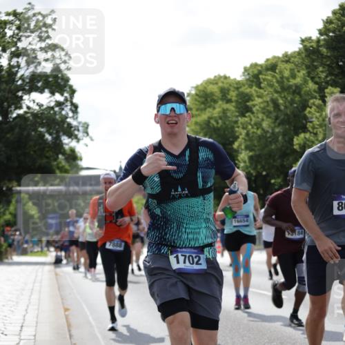 29.06.2025 - hella hamburg halbmarathon Jannik Wohlers http://msf.ph/oto/8278084 29.06.2025 10:02:20 Lombardsbrücke 1702, 2819, 3225, 3630, 3919, 4665, 4904, 5734, 6752, 6815, 6997, 7888, 8003, 8364, 8481, 8483, 8624, 8662, 9006, 9554, 9986, 10128, 10295, 10539, 11250, 11515, 11702, 11782, 11935, 11968, 12908, 13184, 13488, 13491, 14456, 14732, 15217, 15394, 15698, 15834, 15993, 16160, 16233, 16237, 16654, 17757, 17939, 19117, 19146, 19165, 19173, 19176 meine-sportfotos.de