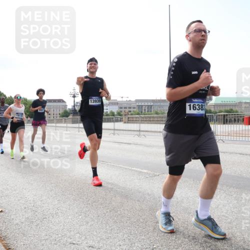 29.06.2025 - hella hamburg halbmarathon Lena Gebhardt http://msf.ph/oto/8278087 29.06.2025 10:11:32 Lombardsbrücke 1328, 1531, 1723, 1866, 1992, 2868, 3363, 3837, 4227, 5254, 5605, 7271, 7571, 8115, 8171, 8206, 8207, 8368, 8561, 8807, 8810, 9119, 9428, 10196, 10372, 10428, 11149, 11321, 11507, 11755, 12286, 12473, 12836, 13177, 13203, 13603, 13939, 14008, 14022, 14149, 14384, 15009, 15252, 15797, 15908, 15945, 16383, 17080, 17142, 17500, 17638, 17787, 17866, 18278, 18382, 19172, 19241 meine-sportfotos.de
