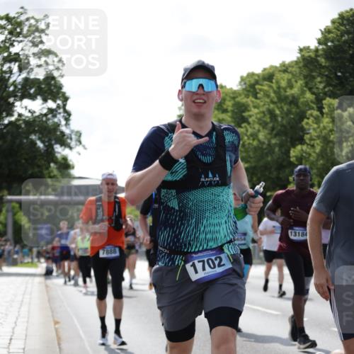 29.06.2025 - hella hamburg halbmarathon Jannik Wohlers http://msf.ph/oto/8278134 29.06.2025 10:02:21 Lombardsbrücke 1702, 2819, 3225, 3630, 3919, 4665, 4904, 5734, 6752, 6815, 6997, 7888, 8003, 8364, 8481, 8483, 8624, 8662, 9006, 9986, 10128, 10295, 10539, 11250, 11515, 11702, 11782, 11935, 11968, 12908, 13184, 13488, 13491, 14224, 14456, 14732, 15217, 15394, 15698, 15834, 15963, 15993, 16160, 16233, 16237, 16654, 17757, 19117, 19146, 19165, 19173, 19176 meine-sportfotos.de