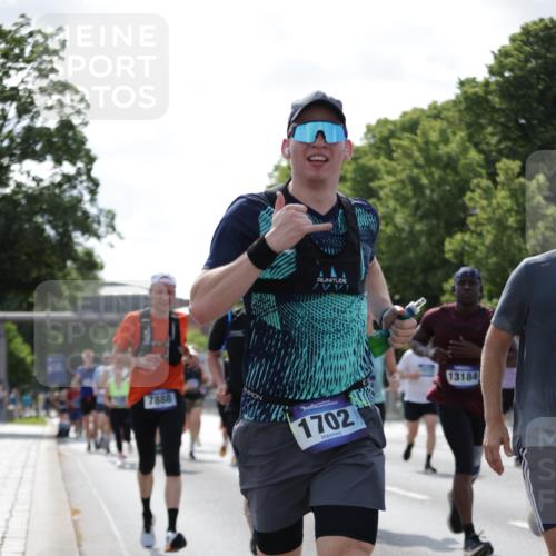 29.06.2025 - hella hamburg halbmarathon Jannik Wohlers http://msf.ph/oto/8278150 29.06.2025 10:02:21 Lombardsbrücke 1702, 2819, 3225, 3630, 3919, 4665, 4904, 5734, 6752, 6815, 6997, 7888, 8003, 8364, 8481, 8483, 8624, 8662, 9006, 9986, 10128, 10295, 10539, 11250, 11515, 11702, 11782, 11935, 11968, 12908, 13184, 13488, 13491, 14224, 14456, 14732, 15217, 15394, 15698, 15834, 15963, 15993, 16160, 16233, 16237, 16654, 17757, 19117, 19146, 19165, 19173, 19176 meine-sportfotos.de