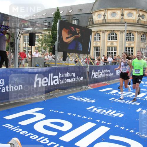 29.06.2025 - hella hamburg halbmarathon Michael Strokosch http://msf.ph/oto/8278153 29.06.2025 10:54:11 Ziel 1410, 3208, 3209, 3898, 5638, 6294, 6443, 6581, 8390, 9032, 9791, 11499, 12213, 12379, 13397, 13794, 15524, 16780, 16871 meine-sportfotos.de