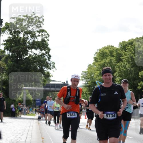 29.06.2025 - hella hamburg halbmarathon Jannik Wohlers http://msf.ph/oto/8278167 29.06.2025 10:02:22 Lombardsbrücke 1702, 2819, 3225, 3630, 3919, 4665, 4904, 5734, 6752, 6815, 6997, 7888, 8003, 8364, 8481, 8483, 8624, 8662, 9006, 9986, 10128, 10295, 10539, 11250, 11515, 11702, 11782, 11935, 11968, 12908, 13184, 13488, 13491, 14224, 14456, 14732, 15217, 15394, 15698, 15834, 15963, 15993, 16160, 16233, 16237, 16654, 17757, 19173, 19176 meine-sportfotos.de