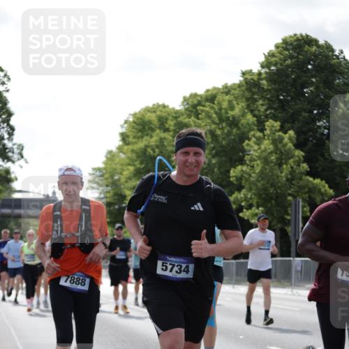 29.06.2025 - hella hamburg halbmarathon Jannik Wohlers http://msf.ph/oto/8278200 29.06.2025 10:02:22 Lombardsbrücke 1702, 2819, 3225, 3630, 3919, 4665, 4904, 5734, 6752, 6815, 6997, 7888, 8003, 8364, 8481, 8483, 8624, 8662, 9006, 9986, 10128, 10295, 10539, 11250, 11515, 11702, 11782, 11935, 11968, 12908, 13184, 13488, 13491, 14224, 14456, 14732, 15217, 15394, 15698, 15834, 15963, 15993, 16160, 16233, 16237, 16654, 17757, 19173, 19176 meine-sportfotos.de
