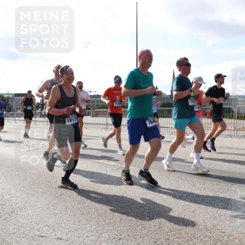 29.06.2025 - hella hamburg halbmarathon Lena Gebhardt http://msf.ph/oto/8278228 29.06.2025 09:57:58 Lombardsbrücke 5775, 15125, 1776, 19120, 5305, 7646, 1753, 1463, 9888, 1034, 1086, 1094, 1179, 1193, 1258, 1320, 1321, 1335, 1422, 1563, 1870, 2070, 2138, 2397, 2417, 2444, 2448, 2488, 2612, 2636, 2711, 2946, 3058, 3091, 3096, 3114, 3251, 3999, 4261, 4379, 4814, 5024, 5032, 5305, 5633, 5672, 5775, 5820, 5907, 6164, 6355, 6356, 6374, 6569, 6580, 6585, 6628, 6754, 6776, 7065, 7134, 7397, 7409, 7478, 7509, 7594, 7646, 7724, 7930, 7932, 7952, 7973, 7976, 8508 meine-sportfotos.de