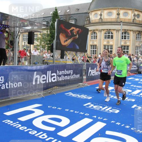 29.06.2025 - hella hamburg halbmarathon Michael Strokosch http://msf.ph/oto/8278272 29.06.2025 10:54:11 Ziel 1410, 3208, 3209, 3898, 5638, 6294, 6443, 6581, 8390, 9032, 9791, 11499, 12213, 12379, 13397, 13794, 15524, 16780, 16871 meine-sportfotos.de
