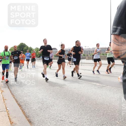 29.06.2025 - hella hamburg halbmarathon Lena Gebhardt http://msf.ph/oto/8278382 29.06.2025 10:20:24 Lombardsbrücke 14014, 1069, 7101, 5812, 811, 1011, 1046, 1069, 1110, 1115, 1471, 1474, 2053, 2064, 2478, 2834, 3278, 3434, 3733, 3781, 3842, 4154, 4166, 4288, 4422, 4539, 4585, 4614, 4737, 4739, 4754, 4869, 5181, 5397, 5556, 5625, 5659, 5811, 5812, 5831, 5937, 6951, 7018, 7101, 7131, 7519, 7739, 7744, 7808, 8025, 8387, 8462, 8588, 8738, 9136, 9196, 9722, 9735, 9873, 10041, 10414, 10550, 10595, 10613, 10622, 10647, 10701, 10754, 11028, 11100, 11603, 11835, 11995 meine-sportfotos.de