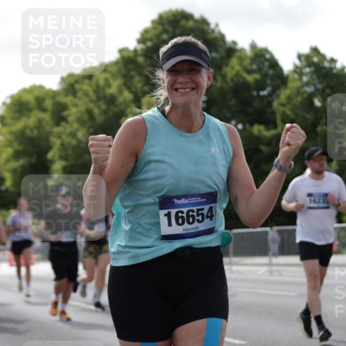 29.06.2025 - hella hamburg halbmarathon Jannik Wohlers http://msf.ph/oto/8278416 29.06.2025 10:02:25 Lombardsbrücke 1702, 2819, 3225, 3630, 3919, 4204, 4665, 4904, 5734, 6752, 6815, 6997, 7888, 8364, 8481, 8483, 8624, 8662, 9006, 9986, 10128, 10295, 10539, 11250, 11515, 11935, 11968, 12908, 13184, 14224, 14456, 14732, 15217, 15394, 15698, 15834, 15963, 15993, 16160, 16233, 16237, 16654, 17757, 19173 meine-sportfotos.de