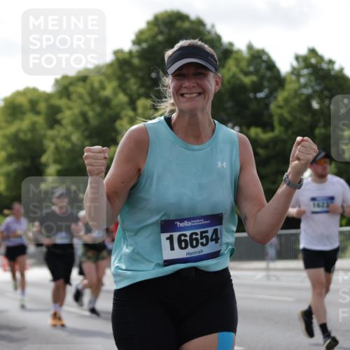 29.06.2025 - hella hamburg halbmarathon Jannik Wohlers http://msf.ph/oto/8278424 29.06.2025 10:02:25 Lombardsbrücke 1702, 2819, 3225, 3630, 3919, 4204, 4665, 4904, 5734, 6752, 6815, 6997, 7888, 8364, 8481, 8483, 8624, 8662, 9006, 9986, 10128, 10295, 10539, 11250, 11515, 11935, 11968, 12908, 13184, 14224, 14456, 14732, 15217, 15394, 15698, 15834, 15963, 15993, 16160, 16233, 16237, 16654, 17757, 19173 meine-sportfotos.de