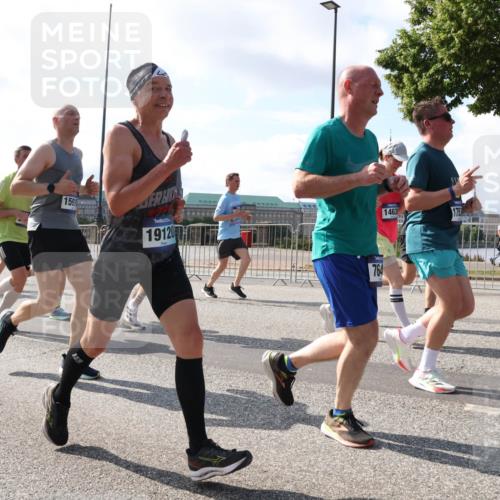 29.06.2025 - hella hamburg halbmarathon Lena Gebhardt http://msf.ph/oto/8278456 29.06.2025 09:57:59 Lombardsbrücke 1776, 15915, 19120, 764, 1463, 1753, 1034, 1094, 1179, 1190, 1193, 1258, 1320, 1321, 1335, 1422, 1563, 1870, 2070, 2138, 2397, 2417, 2444, 2448, 2488, 2612, 2636, 2711, 2946, 3058, 3091, 3096, 3114, 3251, 3999, 4261, 4379, 4814, 5024, 5032, 5093, 5305, 5633, 5672, 5775, 5820, 5907, 6164, 6355, 6356, 6374, 6569, 6580, 6585, 6628, 6754, 6776, 7065, 7134, 7397, 7409, 7478, 7509, 7594, 7646, 7724, 7896, 7930, 7932, 7952, 7973, 7976, 8508 meine-sportfotos.de