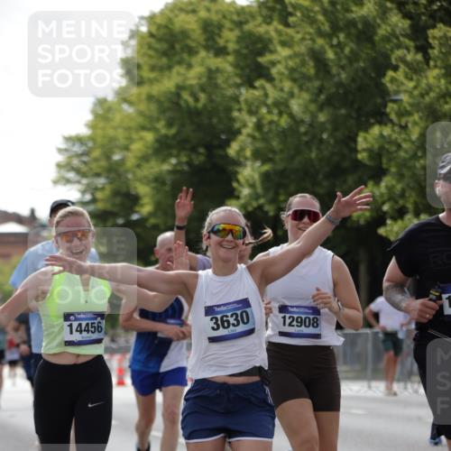 29.06.2025 - hella hamburg halbmarathon Jannik Wohlers http://msf.ph/oto/8278482 29.06.2025 10:02:26 Lombardsbrücke 2819, 3225, 3630, 3919, 4204, 4613, 4665, 4904, 5734, 6752, 6815, 6997, 7888, 8364, 8481, 8483, 8614, 8624, 9006, 10128, 10295, 10539, 11250, 11515, 11935, 11968, 12908, 13184, 14224, 14456, 14732, 15217, 15394, 15698, 15834, 15963, 15993, 16160, 16233, 16237, 16654, 17757, 19173 meine-sportfotos.de