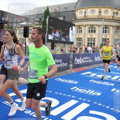 29.06.2025 - hella hamburg halbmarathon Michael Strokosch http://msf.ph/oto/8278483 29.06.2025 10:54:12 Ziel 1410, 3208, 3209, 3898, 5638, 6294, 6443, 6581, 8390, 9791, 11499, 12213, 12379, 13397, 13794, 15169, 15524, 16780, 16871 meine-sportfotos.de