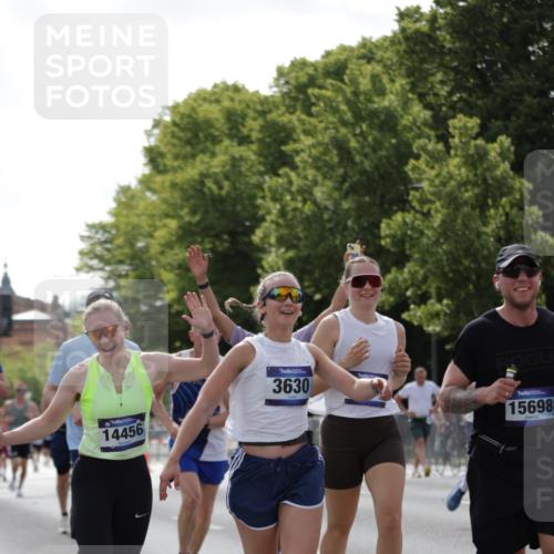 29.06.2025 - hella hamburg halbmarathon Jannik Wohlers http://msf.ph/oto/8278499 29.06.2025 10:02:26 Lombardsbrücke 2819, 3225, 3630, 3919, 4204, 4613, 4665, 4904, 5734, 6752, 6815, 6997, 7888, 8364, 8481, 8483, 8614, 8624, 9006, 10128, 10295, 10539, 11250, 11515, 11935, 11968, 12908, 13184, 14224, 14456, 14732, 15217, 15394, 15698, 15834, 15963, 15993, 16160, 16233, 16237, 16654, 17757, 19173 meine-sportfotos.de