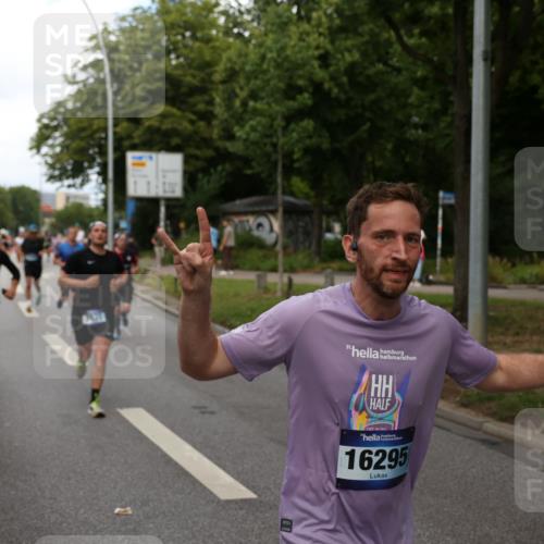 29.06.2025 - hella hamburg halbmarathon Yannick Fuchs http://msf.ph/oto/8278537 29.06.2025 10:37:19 20KM 1353, 1675, 1735, 2653, 4229, 4235, 5011, 5124, 5477, 7035, 7448, 7734, 7865, 9364, 9371, 9534, 9833, 10216, 10469, 11907, 12839, 13746, 14226, 14447, 14560, 14813, 15255, 15297, 15301, 15328, 15535, 15851, 16295, 16333, 16677, 17000, 17177, 17733, 17911, 18004, 18275, 18304, 18632, 18659, 18680, 18987 meine-sportfotos.de