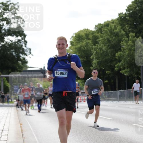 29.06.2025 - hella hamburg halbmarathon Jannik Wohlers http://msf.ph/oto/8278617 29.06.2025 10:02:29 Lombardsbrücke 1482, 2810, 3630, 3919, 4204, 4613, 4665, 4904, 5734, 6217, 6752, 6815, 6997, 8481, 8483, 8614, 8624, 9006, 10128, 11250, 11935, 11968, 12422, 12908, 13184, 14224, 14456, 15217, 15698, 15834, 15963, 16160, 16233, 16237, 16654, 16824, 17757, 18359, 18827 meine-sportfotos.de