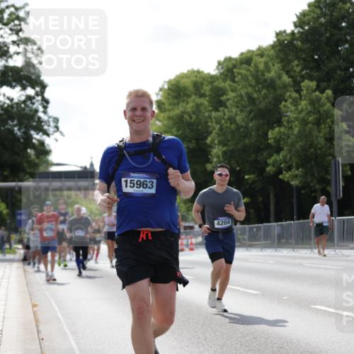 29.06.2025 - hella hamburg halbmarathon Jannik Wohlers http://msf.ph/oto/8278628 29.06.2025 10:02:30 Lombardsbrücke 1482, 2810, 3630, 3919, 4204, 4613, 4665, 4904, 5734, 6217, 6752, 6815, 6997, 8481, 8483, 8614, 8624, 9006, 10128, 11250, 11935, 11968, 12422, 12908, 13184, 14224, 14456, 15217, 15698, 15963, 16160, 16233, 16237, 16654, 16824, 17757, 18359, 18827 meine-sportfotos.de