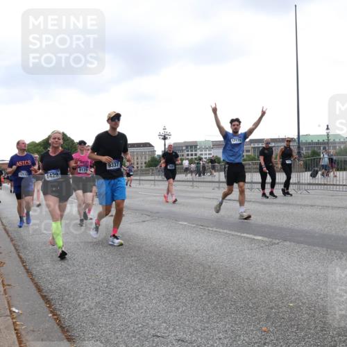 29.06.2025 - hella hamburg halbmarathon Lena Gebhardt http://msf.ph/oto/8278715 29.06.2025 10:46:28 Lombardsbrücke 1371, 1375, 1429, 1465, 1532, 1608, 1837, 1867, 1868, 1999, 2162, 2423, 2500, 2697, 2773, 2813, 2951, 3277, 3410, 3469, 3734, 4119, 4202, 4223, 4296, 4342, 4355, 4448, 4604, 5697, 5703, 5769, 5770, 5854, 5892, 6068, 6124, 6161, 6392, 7303, 7364, 7368, 7374, 7767, 7894, 7960, 7983, 8047, 8477, 8551, 8700, 9129, 9337, 9426, 9445, 9691, 10153, 10230, 11358, 11361, 11876, 11910, 12298, 12333, 12507, 12522, 13969, 14261, 15852, 16882, 16987 meine-sportfotos.de