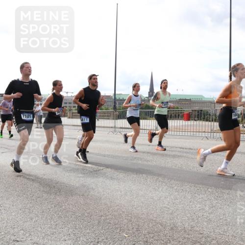 29.06.2025 - hella hamburg halbmarathon Lena Gebhardt http://msf.ph/oto/8278788 29.06.2025 10:20:25 Lombardsbrücke 5831, 7101, 5812, 5937, 13013, 5811, 104, 1011, 1046, 1069, 1110, 1115, 1471, 1474, 2053, 2064, 2478, 2834, 3278, 3434, 3733, 3781, 3842, 4154, 4166, 4288, 4422, 4539, 4585, 4614, 4737, 4739, 4754, 4869, 5181, 5397, 5556, 5625, 5659, 5811, 5812, 5831, 5937, 6951, 7018, 7101, 7131, 7519, 7739, 7744, 7808, 8025, 8387, 8462, 8588, 8738, 9136, 9196, 9722, 9735, 9873, 10041, 10414, 10550, 10595, 10613, 10622, 10647, 10701, 10754, 11028, 11100, 11603, 11835, 11995 meine-sportfotos.de