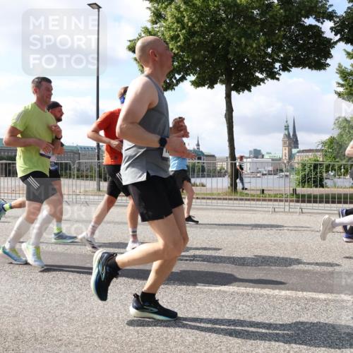 29.06.2025 - hella hamburg halbmarathon Lena Gebhardt http://msf.ph/oto/8278851 29.06.2025 09:58:00 Lombardsbrücke 1034, 1094, 1179, 1190, 1193, 1258, 1320, 1321, 1335, 1422, 1563, 1870, 2070, 2138, 2397, 2417, 2444, 2448, 2488, 2612, 2636, 2711, 2946, 3058, 3091, 3114, 3251, 3999, 4261, 4379, 4814, 4903, 5032, 5093, 5305, 5672, 5775, 5820, 5907, 6164, 6355, 6356, 6374, 6569, 6580, 6585, 6628, 6754, 6776, 7065, 7134, 7409, 7478, 7509, 7594, 7646, 7724, 7896, 7930, 7932, 7952, 7973, 7976, 8508 meine-sportfotos.de