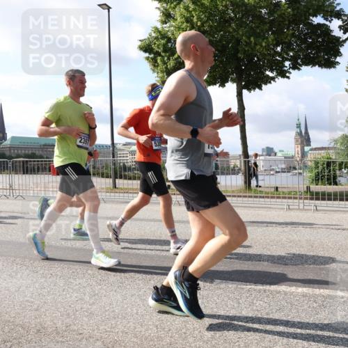 29.06.2025 - hella hamburg halbmarathon Lena Gebhardt http://msf.ph/oto/8278973 29.06.2025 09:58:00 Lombardsbrücke 7642, 2397, 5305, 1034, 1094, 1179, 1190, 1193, 1258, 1320, 1321, 1335, 1422, 1563, 1870, 2070, 2138, 2397, 2417, 2444, 2448, 2488, 2612, 2636, 2711, 2946, 3058, 3091, 3114, 3251, 3999, 4261, 4379, 4814, 4903, 5032, 5093, 5305, 5672, 5775, 5820, 5907, 6164, 6355, 6356, 6374, 6569, 6580, 6585, 6628, 6754, 6776, 7065, 7134, 7409, 7478, 7509, 7594, 7646, 7724, 7896, 7930, 7932, 7952, 7973, 7976, 8508 meine-sportfotos.de